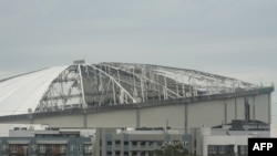 La cúpula del estadio Tropicana Field se dañó debido al huracán Milton en San Petersburgo, Florida, el 10 de octubre de 2024. (Foto de Bryan R. SMITH / AFP)