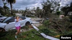 Marie Cook reacciona ante los daños en su vivienda, en la comunidad de Binks Estates, Florida, azotada por un tornado formado por el huracán Milton.