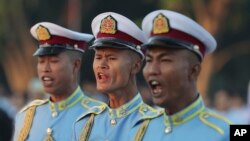 Soldados de alto rango de Birmania en un desfile en Naypyitaw, el 4 de enero de 2024. (AP/Aung Shine Oo).